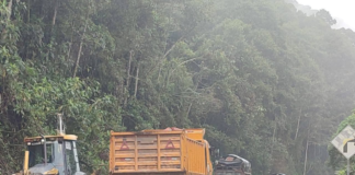 La vía entre Riobamba y Macas se encuentra parcialmente habilitada debido a deslizamientos de tierra que afectan el kilómetro 59, a unos 20 kilómetros del sector Tinguichaca, en la provincia de Morona Santiago.