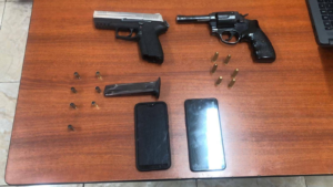 Este 17 de mayo, lo que comenzó como una labor de vigilancia encubierta, culminó con la detención de tres personas y la incautación de un arsenal que genera serias preocupaciones sobre el nivel de organización de los grupos delictivos que operan en esta zona de la ciudad.