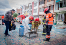 La mañana del domingo se registró un evento adverso en un sector residencial de Riobamba, luego de la deflagración de un cilindro de Gas Licuado de Petróleo (GLP) que provocó daños estructurales en varios inmuebles y generó una situación de emergencia para las familias afectadas.