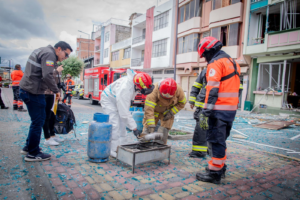 La mañana del domingo se registró un evento adverso en un sector residencial de Riobamba, luego de la deflagración de un cilindro de Gas Licuado de Petróleo (GLP) que provocó daños estructurales en varios inmuebles y generó una situación de emergencia para las familias afectadas.
