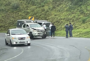 Un grave accidente de tránsito ocurrido el 12 de mayo en la peligrosa curva de Aypud, en la carretera Panamericana Sur E35, dejó varios heridos. El siniestro, que involucró una camioneta doble cabina y una buseta, ocurrió en uno de los tramos más críticos de la ruta, conocido por su alta peligrosidad, cerca del cantón Alausí, en la provincia de Chimborazo.