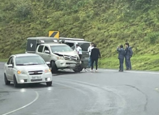 Un grave accidente de tránsito ocurrido el 12 de mayo en la peligrosa curva de Aypud, en la carretera Panamericana Sur E35, dejó varios heridos. El siniestro, que involucró una camioneta doble cabina y una buseta, ocurrió en uno de los tramos más críticos de la ruta, conocido por su alta peligrosidad, cerca del cantón Alausí, en la provincia de Chimborazo.