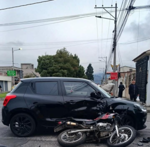 La mañana del 19 de mayo, un accidente de tránsito en la intersección de las avenidas 11 de Noviembre y Alfredo Pareja, al norte de Riobamba, dejó a un motociclista herido, mientras que el conductor del vehículo implicado habría escapado del lugar.