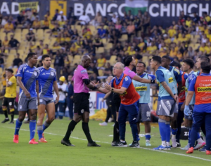 Célico no tuvo reparos en señalar que las decisiones arbitrales, favorecieron notoriamente a Barcelona SC, en el Clásico del Astillero donde el canario ganó 2-0 a Emelec. La frase que soltó al abandonar el Monumental reaviva el debate sobre la actuación de los jueces en los partidos del fútbol ecuatoriano.