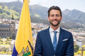 Desde este 1 de junio, los asambleístas que no asistan o lleguen tarde a las sesiones del pleno enfrentarán sanciones económicas, según una nueva disposición emitida por el presidente de la Asamblea Nacional, Niels Olsen. De acuerdo con la normativa interna, los legisladores que no registren su asistencia a tiempo serán catalogados como atrasados y recibirán una multa de $55,52 que será descontada de su remuneración mensual.