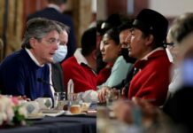 El presidente de la Confederación de Nacionalidades Indígenas del Ecuador (CONAIE), Leonidas Iza, acudió este lunes a una audiencia judicial en el marco de la demanda penal que mantiene contra el exmandatario Guillermo Lasso, a quien acusa de calumnias.