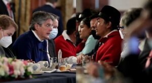 El presidente de la Confederación de Nacionalidades Indígenas del Ecuador (CONAIE), Leonidas Iza, acudió este lunes a una audiencia judicial en el marco de la demanda penal que mantiene contra el exmandatario Guillermo Lasso, a quien acusa de calumnias.