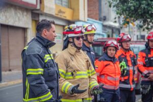 Después de 12 horas de trabajo continuo, se han concluido las labores relacionadas con la deflagración reportada esta mañana en el sector de la Estación. En esta emergencia, se movilizaron 28 bomberos, se utilizaron ocho unidades de respuesta y se activaron cuatro compañías de bomberos, quienes trabajaron para mitigar los efectos del incidente.