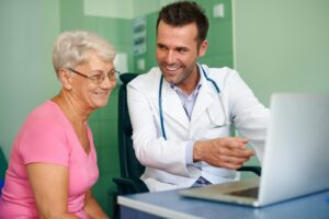 Según la OMS señala que hasta el 80% de las enfermedades crónicas pueden prevenirse con un estilo de vida saludable. La Organización Mundial de la Salud (OMS) estima que hasta un 80% de las enfermedades crónicas como la diabetes tipo 2, enfermedades cardiovasculares y ciertos tipos de cáncer pueden prevenirse mediante un estilo de vida saludable.