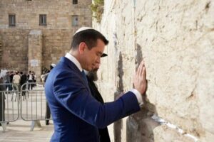 En el marco de su gira oficial por Israel, el presidente de la República del Ecuador, Daniel Noboa, realizó una visita significativa al Muro Occidental, uno de los sitios más sagrados del judaísmo.