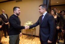El presidente de Ucrania, Volodímir Zelenski, sostuvo una conversación con su homólogo ecuatoriano, Daniel Noboa, en la que lo felicitó por su reciente reelección y expresó su interés en fortalecer las relaciones bilaterales entre ambos países, incluyendo la posibilidad de avanzar hacia un acuerdo de libre comercio.