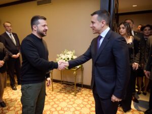 El presidente de Ucrania, Volodímir Zelenski, sostuvo una conversación con su homólogo ecuatoriano, Daniel Noboa, en la que lo felicitó por su reciente reelección y expresó su interés en fortalecer las relaciones bilaterales entre ambos países, incluyendo la posibilidad de avanzar hacia un acuerdo de libre comercio.