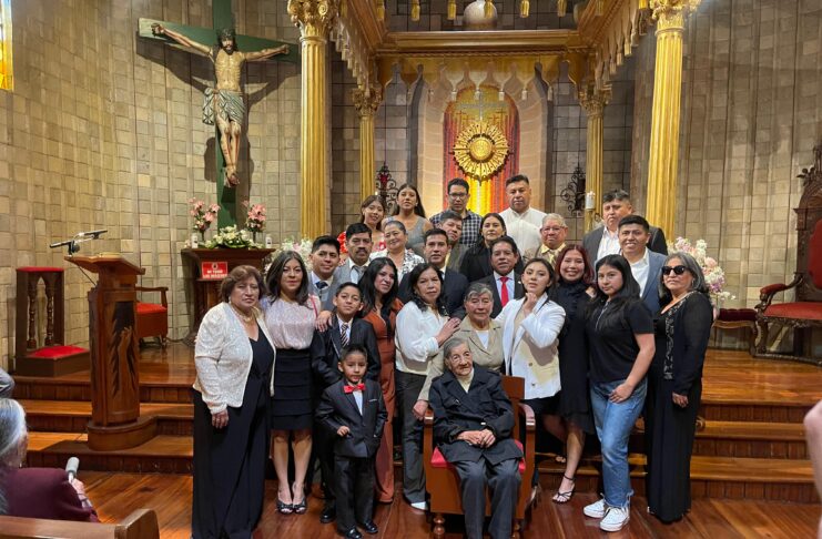 En la ciudad de Riobamba este 10 de mayo de 2025, con un profundo sentimiento de gratitud y alegría, la familia Aldaz Flores celebró el centenario de vida de María Celina Flores Arrieta.