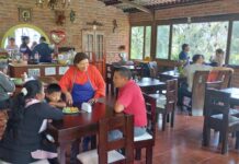 Carmita Romelia González, gerente propietaria del emprendimiento gastronómico “LAS ROMELIAS RESTAURANTE” en una breve entrevista para Diario Los Andes, narró su historia de vida y cuál ha sido el proceso de crecimiento del emprendimiento en mención, desde sus inicios hasta la actualidad en la comunidad de Guazazo perteneciente a la parroquia Quimiag del cantón Riobamba.