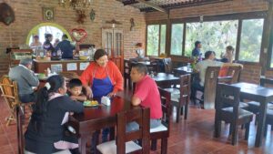 Carmita Romelia González, gerente propietaria del emprendimiento gastronómico “LAS ROMELIAS RESTAURANTE” en una breve entrevista para Diario Los Andes, narró su historia de vida y cuál ha sido el proceso de crecimiento del emprendimiento en mención, desde sus inicios hasta la actualidad en la comunidad de Guazazo perteneciente a la parroquia Quimiag del cantón Riobamba.