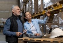 El nearshoring es una estrategia empresarial que consiste en trasladar procesos productivos o servicios a países cercanos geográficamente al mercado principal, en lugar de realizar estas operaciones en regiones lejanas.