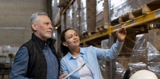 El nearshoring es una estrategia empresarial que consiste en trasladar procesos productivos o servicios a países cercanos geográficamente al mercado principal, en lugar de realizar estas operaciones en regiones lejanas.