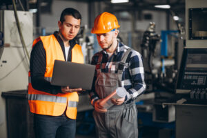 Si ya decidiste estudiar la carrera de Ingeniería Industrial, estás por comenzar un camino con muchas posibilidades, ya que la carrera combina la lógica con la creatividad, y abre puertas en distintos sectores como la manufactura, la logística, los servicios y la tecnología.