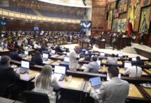 En una sesión plenaria llevada a cabo este viernes, la Asamblea Nacional tramitó en primer debate el proyecto de Ley Orgánica de Solidaridad Nacional, remitido con carácter económico urgente por el presidente de la República, Daniel Noboa Azín. La normativa busca frenar el avance de las economías criminales en el país y fortalecer la capacidad operativa del Estado frente al conflicto armado interno.