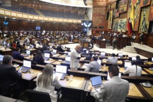 En una sesión plenaria llevada a cabo este viernes, la Asamblea Nacional tramitó en primer debate el proyecto de Ley Orgánica de Solidaridad Nacional, remitido con carácter económico urgente por el presidente de la República, Daniel Noboa Azín. La normativa busca frenar el avance de las economías criminales en el país y fortalecer la capacidad operativa del Estado frente al conflicto armado interno.