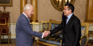 El presidente de Ecuador, Daniel Noboa, y la primera dama, Lavinia Valbonesi, fueron recibidos este martes por el rey Carlos III en el Palacio de Buckingham, como parte de la agenda oficial de la gira internacional del mandatario ecuatoriano.