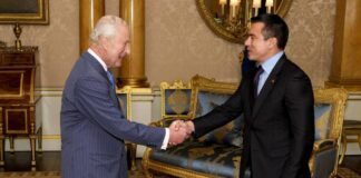 El presidente de Ecuador, Daniel Noboa, y la primera dama, Lavinia Valbonesi, fueron recibidos este martes por el rey Carlos III en el Palacio de Buckingham, como parte de la agenda oficial de la gira internacional del mandatario ecuatoriano.