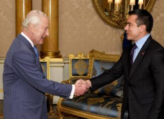 El presidente de Ecuador, Daniel Noboa, y la primera dama, Lavinia Valbonesi, fueron recibidos este martes por el rey Carlos III en el Palacio de Buckingham, como parte de la agenda oficial de la gira internacional del mandatario ecuatoriano.