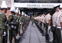 Ecuador vive una jornada histórica con la ceremonia de posesión de Daniel Noboa Azín y María José Pinto González-Artigas como Presidente y Vicepresidenta constitucionales para el período 2025-2029. El acto solemne se desarrolla en la Asamblea Nacional, en medio de una gran expectativa nacional e internacional.