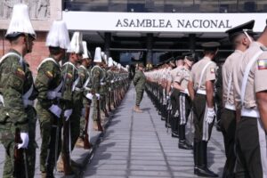Ecuador vive una jornada histórica con la ceremonia de posesión de Daniel Noboa Azín y María José Pinto González-Artigas como Presidente y Vicepresidenta constitucionales para el período 2025-2029. El acto solemne se desarrolla en la Asamblea Nacional, en medio de una gran expectativa nacional e internacional.