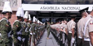Ecuador vive una jornada histórica con la ceremonia de posesión de Daniel Noboa Azín y María José Pinto González-Artigas como Presidente y Vicepresidenta constitucionales para el período 2025-2029. El acto solemne se desarrolla en la Asamblea Nacional, en medio de una gran expectativa nacional e internacional.