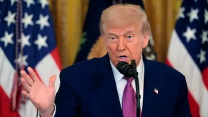 El presidente de Estados Unidos, Donald Trump, advirtió este viernes a Irán que podría enfrentar ataques "aún más brutales" por parte de Israel si no accede a firmar un nuevo acuerdo que limite su programa nuclear.