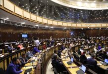 La Asamblea Nacional del Ecuador discutió este martes la propuesta de reforma al Código de la Democracia, que busca modificar el sistema de adjudicación de escaños, entre otras disposiciones clave orientadas a fortalecer la representación política y la transparencia electoral.