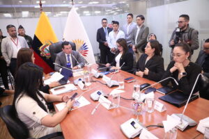 La Comisión de Fiscalización y Control Político decidió archivar la solicitud de juicio político contra el ministro de Defensa, Gian Carlo Loffredo, debido a que no se logró obtener los votos necesarios para su calificación.
