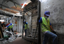 Una violenta explosión alarmó a comerciantes y transeúntes en la Bahía de Guayaquil la noche del martes 3 de junio, dejando al menos seis locales comerciales con graves daños materiales. El hecho ocurrió en una de las zonas más concurridas del centro de la ciudad, donde reina la preocupación por el incremento de ataques relacionados con extorsiones.