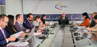Un acto de violencia protagonizado por un funcionario judicial en Chimborazo ha generado sorpresa y rechazo dentro del sistema de justicia ecuatoriano. El Consejo de la Judicatura resolvió suspender por 15 días sin sueldo al fiscal Eduardo Bolívar Santillán Chávez, quien agredió físicamente a su colega José Ricardo Jara León el pasado 13 de mayo.