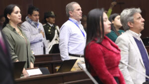 La primera gran votación legislativa del nuevo período en la Asamblea Nacional dejó al descubierto tensiones internas y falta de cohesión en la bancada de Revolución Ciudadana (RC), que no logró bloquear la aprobación de la Ley de Solidaridad Nacional, propuesta por el oficialismo y apoyada por la mayoría parlamentaria.
