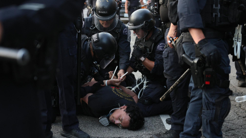 El gobierno del presidente Donald Trump ha ordenado la suspensión temporal de las redadas migratorias en sectores económicos sensibles, en medio de crecientes protestas y preocupaciones sobre su impacto económico y político. Así lo informó el diario The New York Times, citando un correo interno del Servicio de Inmigración y Control de Aduanas (ICE) y la confirmación de funcionarios estadounidenses.