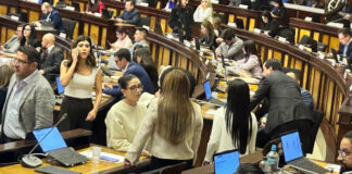 La Asamblea Nacional aprobó este lunes la controvertida Ley Orgánica de Inteligencia con 77 votos, el mínimo requerido para su aprobación. La normativa impulsada por el bloque oficialista de Acción Democrática Nacional (ADN) generó divisiones internas y tensiones políticas durante su votación en el Pleno.