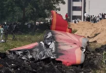 Un avión de pasajeros de la aerolínea Air India se estrelló este jueves 12 de junio en la ciudad de Ahmedabad, poco después de despegar con destino a Londres. La tragedia dejó al menos 204 personas fallecidas y, según fuentes del operativo de rescate, no se han encontrado sobrevivientes.