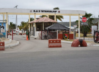 La mañana de este lunes se reportó el fallecimiento de María Fernanda Sotomayor Vásquez, cabo primero del Ejército ecuatoriano, quien fue encontrada sin vida en el interior del Grupo de Artillería Atahualpa, ubicado en el cantón Salinas, provincia de Santa Elena. Según el reporte preliminar de la Policía Nacional, la militar de 36 años fue hallada en su dormitorio alrededor de las 06:40, con una herida de bala en la cabeza.