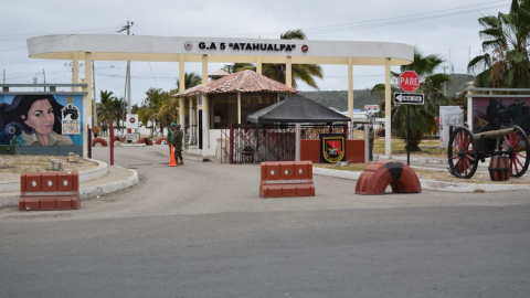 La mañana de este lunes se reportó el fallecimiento de María Fernanda Sotomayor Vásquez, cabo primero del Ejército ecuatoriano, quien fue encontrada sin vida en el interior del Grupo de Artillería Atahualpa, ubicado en el cantón Salinas, provincia de Santa Elena. Según el reporte preliminar de la Policía Nacional, la militar de 36 años fue hallada en su dormitorio alrededor de las 06:40, con una herida de bala en la cabeza.