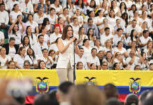 El Ministerio de Educación informó que 1.835 docentes del país accederán al pago retroactivo correspondiente a la homologación y equiparación salarial, pendiente desde octubre de 2022. Así lo confirmó la ministra Alegría Crespo durante el acto de incorporación de 2.785 nuevos maestros al sistema educativo, realizado en Manabí el pasado 17 de junio.