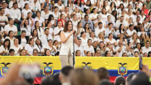 El Ministerio de Educación informó que 1.835 docentes del país accederán al pago retroactivo correspondiente a la homologación y equiparación salarial, pendiente desde octubre de 2022. Así lo confirmó la ministra Alegría Crespo durante el acto de incorporación de 2.785 nuevos maestros al sistema educativo, realizado en Manabí el pasado 17 de junio.