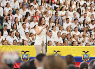 El Ministerio de Educación informó que 1.835 docentes del país accederán al pago retroactivo correspondiente a la homologación y equiparación salarial, pendiente desde octubre de 2022. Así lo confirmó la ministra Alegría Crespo durante el acto de incorporación de 2.785 nuevos maestros al sistema educativo, realizado en Manabí el pasado 17 de junio.