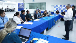 La estabilidad laboral en el sector público ecuatoriano ya no está garantizada de manera automática. Con la entrada en vigencia de la Ley Orgánica de Integridad Pública, los funcionarios deberán demostrar excelencia en su gestión para conservar sus puestos. Así lo establecen las reformas aplicadas a la Ley Orgánica de Servicio Público (Losep), que fueron aprobadas por la Asamblea y publicadas en el Registro Oficial.