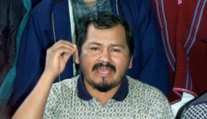 Carlos Antonio Vargas, líder histórico del movimiento indígena ecuatoriano y expresidente de la Confederación de Nacionalidades Indígenas del Ecuador (CONAIE), falleció este 29 de junio a los 67 años. Su muerte fue confirmada por su familia y ha generado múltiples muestras de pesar en organizaciones sociales, indígenas y sindicales del país.