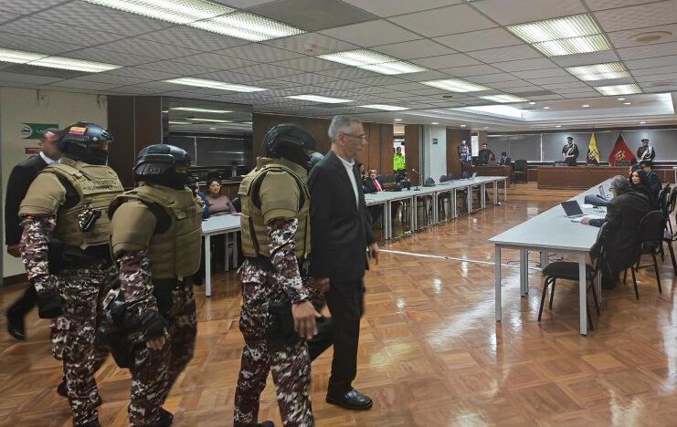 Un Tribunal de la Corte Nacional de Justicia declaró culpables al exvicepresidente Jorge Glas y al exsecretario de la Reconstrucción, Carlos Bernal, por el delito de peculado en el caso Reconstrucción de Manabí. La sentencia incluye 13 años de cárcel para ambos y el pago de una reparación económica que supera los 250 millones de dólares.