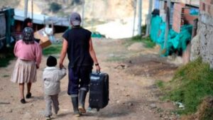 Desde el año 2021, una familia riobambeña ha vivido bajo una constante amenaza que terminó por obligarlos a abandonar su hogar, su trabajo y su ciudad. Las víctimas, ahora asentadas en otra provincia del país, denunciaron ante la Fiscalía General del Estado una serie de extorsiones, agresiones físicas, intentos de secuestro y amenazas de muerte presuntamente cometidas por un grupo delictivo estructurado que opera en la región centro del país.