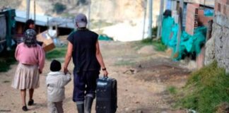 Desde el año 2021, una familia riobambeña ha vivido bajo una constante amenaza que terminó por obligarlos a abandonar su hogar, su trabajo y su ciudad. Las víctimas, ahora asentadas en otra provincia del país, denunciaron ante la Fiscalía General del Estado una serie de extorsiones, agresiones físicas, intentos de secuestro y amenazas de muerte presuntamente cometidas por un grupo delictivo estructurado que opera en la región centro del país.