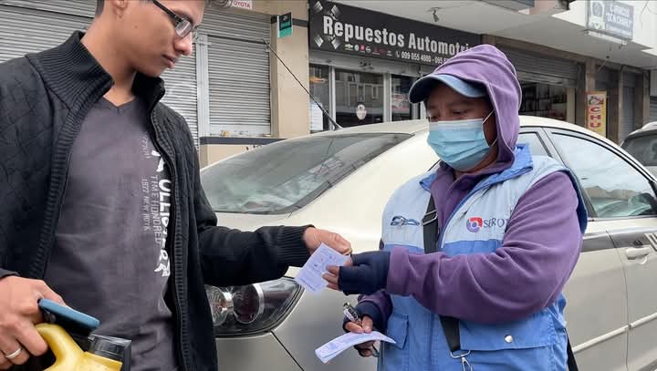 En cumplimiento a las recomendaciones de la Contraloría General del Estado, se ha procedido a la implementación de comisionistas para la venta de tiquetes en la calle Veloz, entre la Av. Miguel Ángel León y la calle Jacinto González, por el Sistema de Estacionamiento Rotativo Ordenado Tarifado (SEROT), según lo estipula las Resoluciones Administrativas 2016-0125-SEC y 2021-016-SEC.